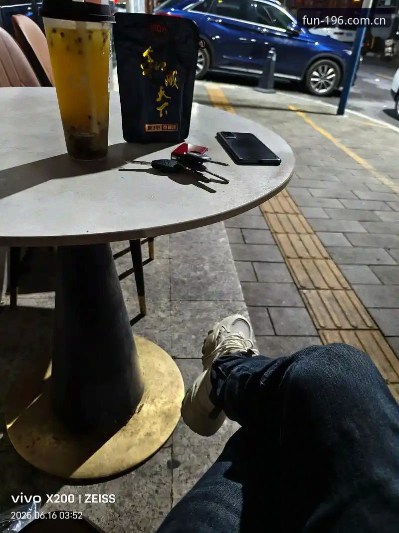 娱乐体育平台中国官网怎么样 深夜十一点,老周关掉电视上的球赛直播,手机屏幕亮起。他的食指在屏幕上快速滑动,嘴里嘟囔着:“娱乐体育平台中国官网到底怎么样?换个新平台,数据能跑得动吗?”这种场景,过去三个月里,我在采访中至少见过二十次。用户不是在看热闹,是在找一条靠谱的路——进官网、查比分、操作投注,每一步都要踏实。今天咱们就掰扯清楚,196娱乐体育平台这套系统到底怎么运转。